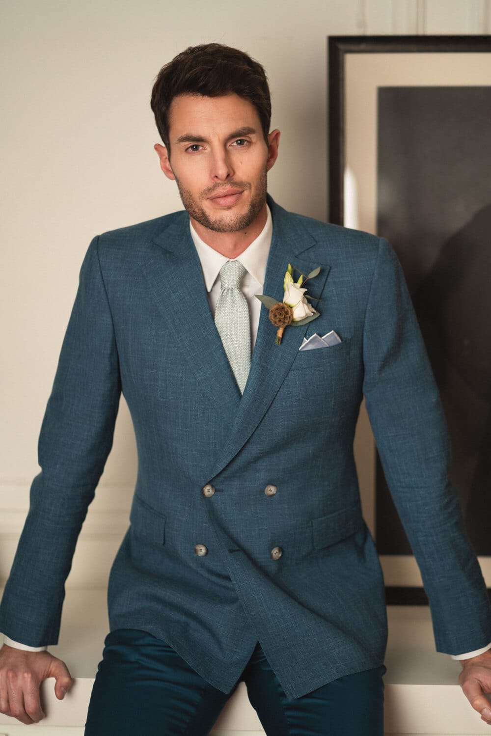 Laissez le charme éternel du costume de mariage bleu vous envahir