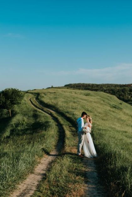 Le guide ultime pour un mariage champêtre réussi : comment choisir le costume parfait