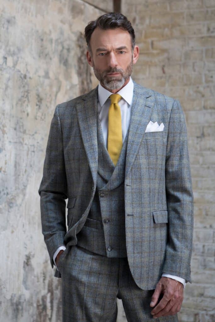 Exemple de cravate Sarkozy confectionnée dans une grenadine de soie moutarde