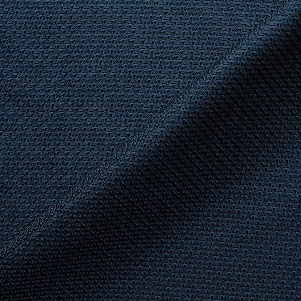 Tissu en grenadine de soie bleu marine, utilisé dans la confection des cravates Sarkozy